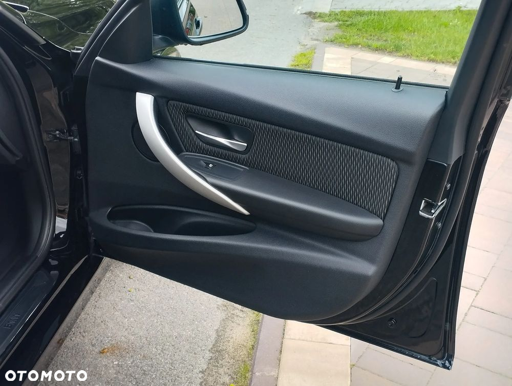BMW Seria 3 320i Touring - 21