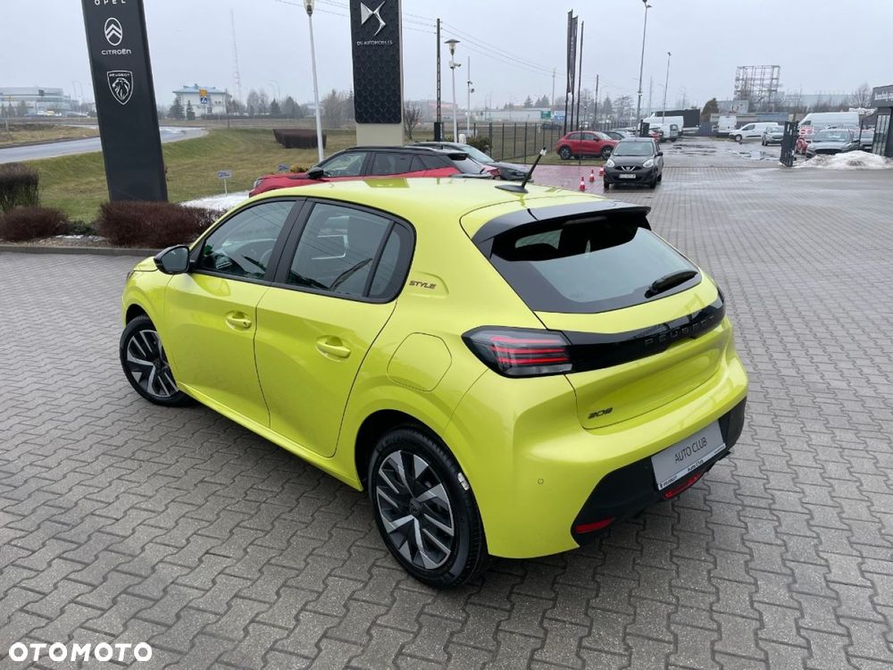 Peugeot 208 - 8
