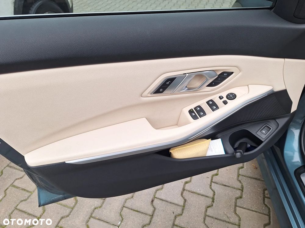 BMW Seria 3 330i Sport Line - 15