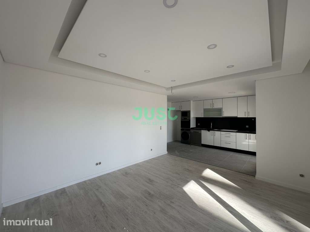 Apartamento T2, NOVO, com 1 vaga de estacionamento e arrecadação, e... - Grande imagem: 4/16