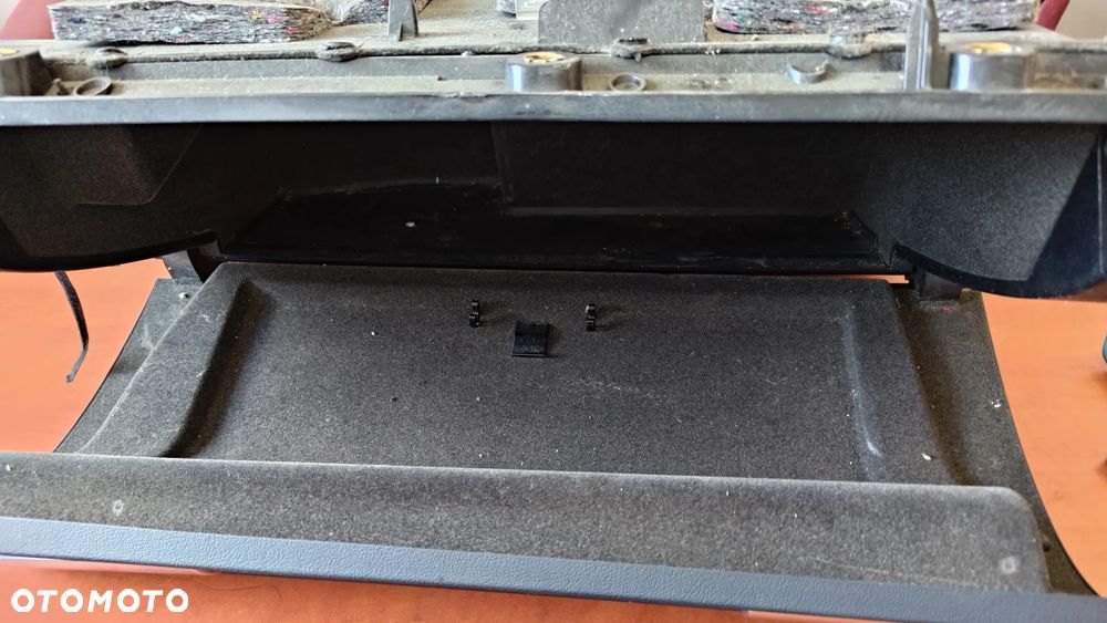 SCHOWEK GŁÓWNY PASAŻERA Audi A3 8P 8P1857035G 4D9 - 3