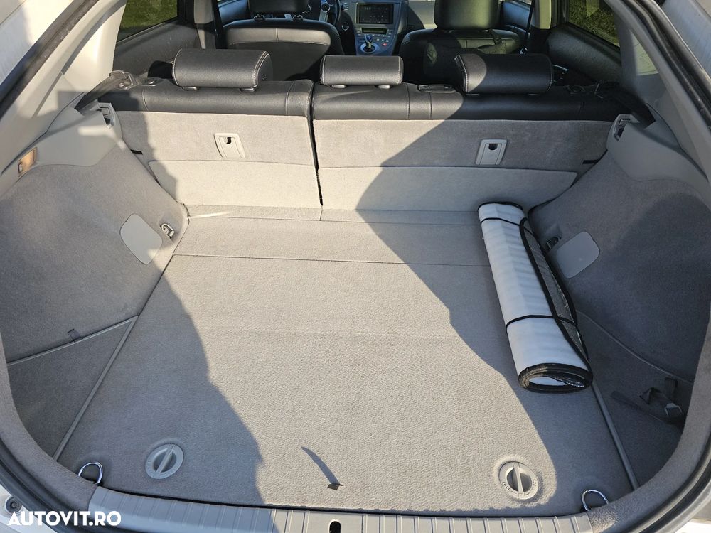 Toyota Prius (Hybrid) - 8