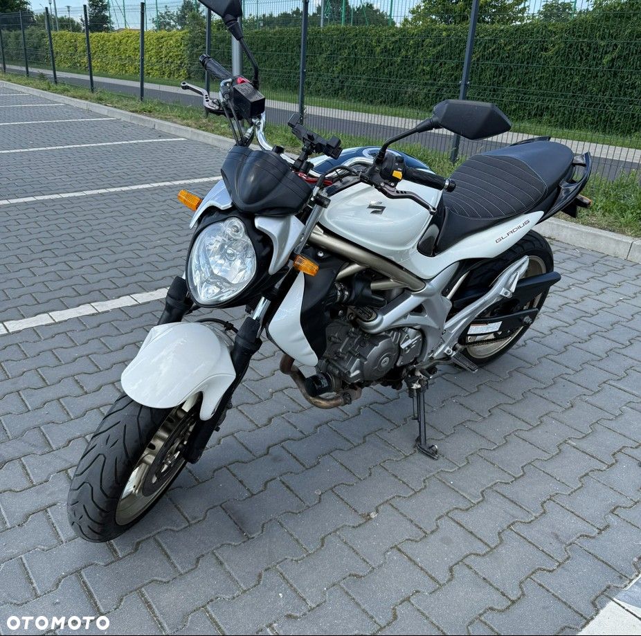Suzuki Gladius - 1