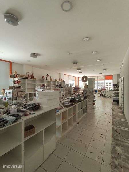 Loja 520m2, em dois pisos, 3 lugares de garagem - Grande imagem: 3/12
