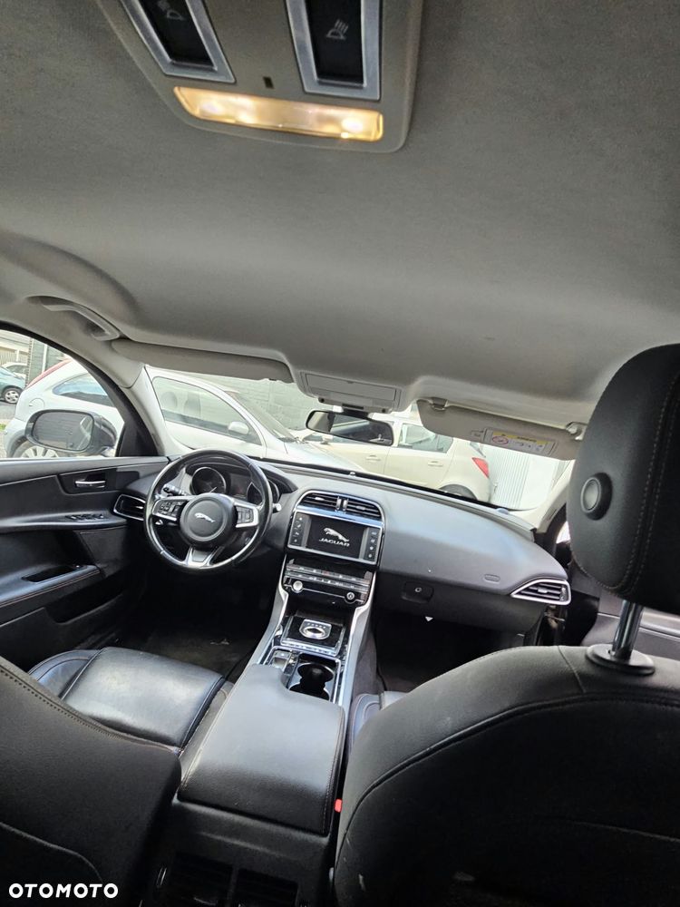 Jaguar XE - 12