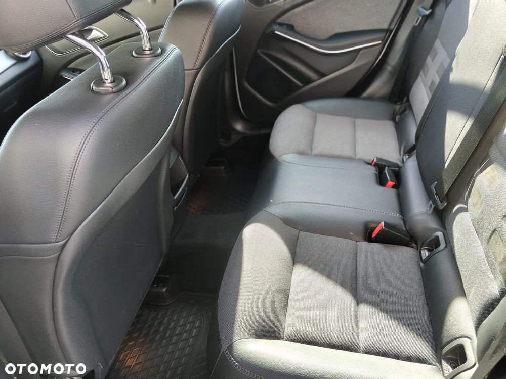 Mercedes-Benz GLA 200 7G-DCT - 22