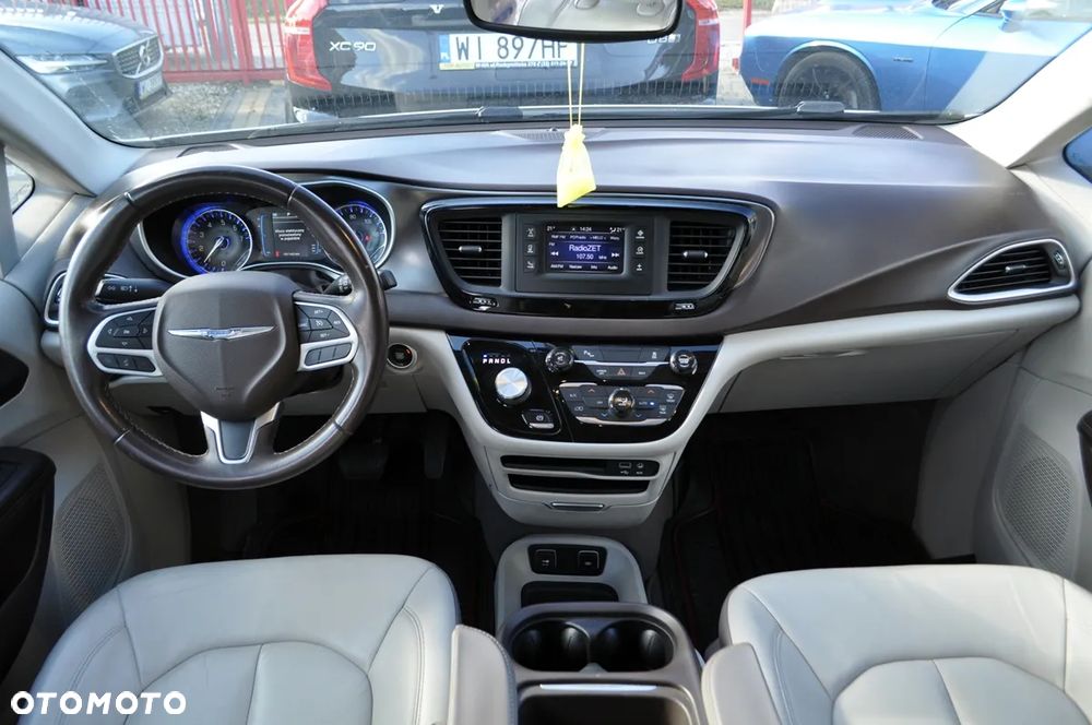 Chrysler Pacifica - 17