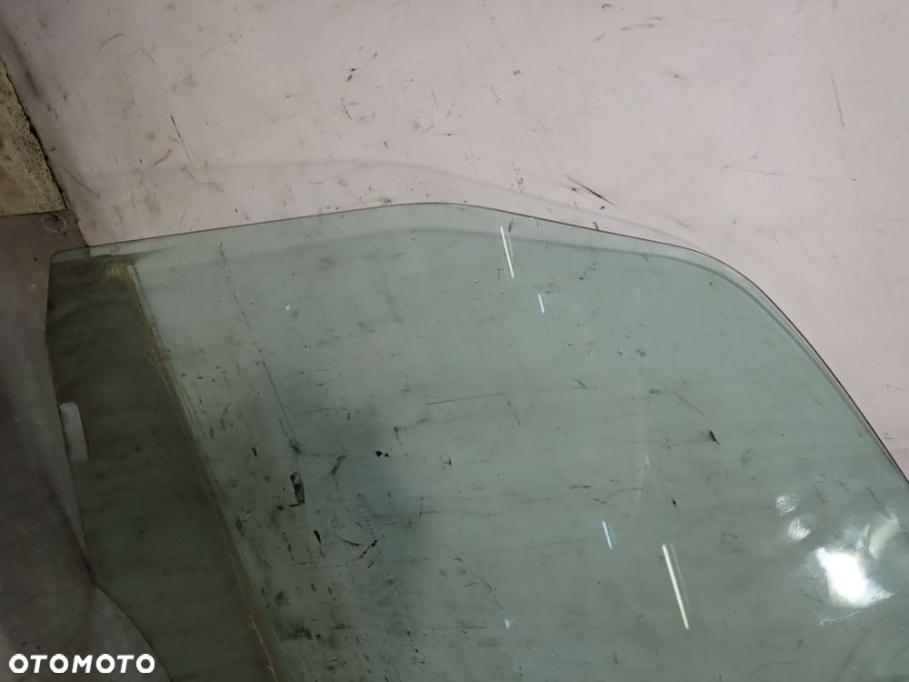 SZYBA BOCZNA LEWA PRZEDNIA DRZWI MITSUBISHI COLT CZ3 1.3 - 4