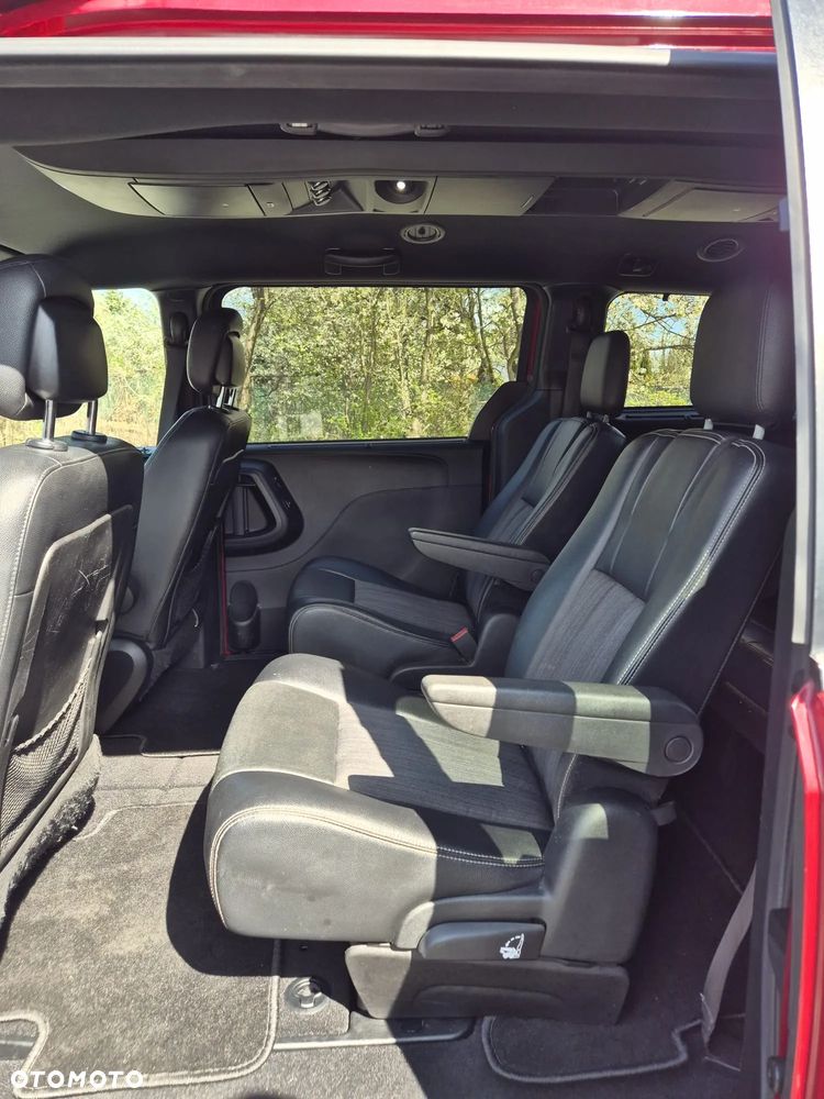 Chrysler Town & Country - 16