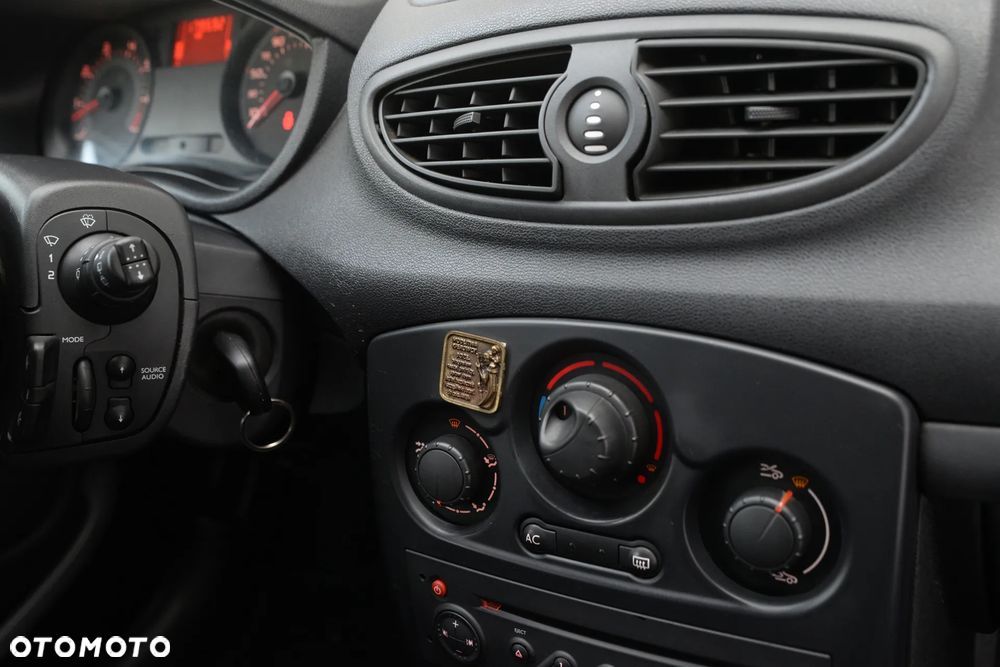 Renault Clio 1.2 16V Confort Privilege - 29