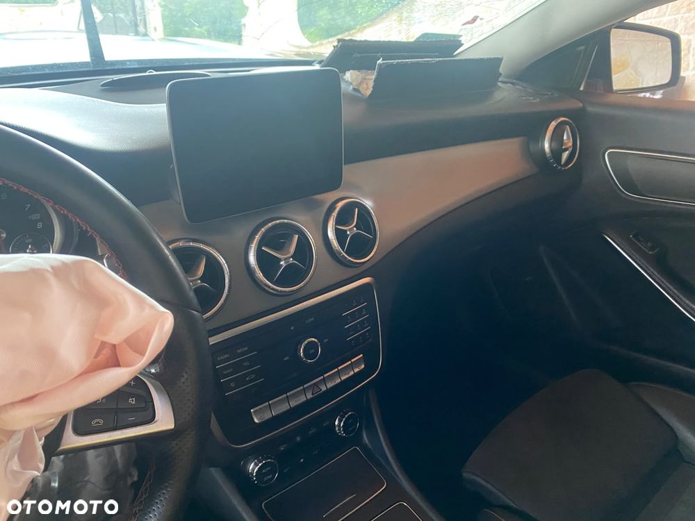 Mercedes-Benz CLA 220 4-Matic AMG Line - 13