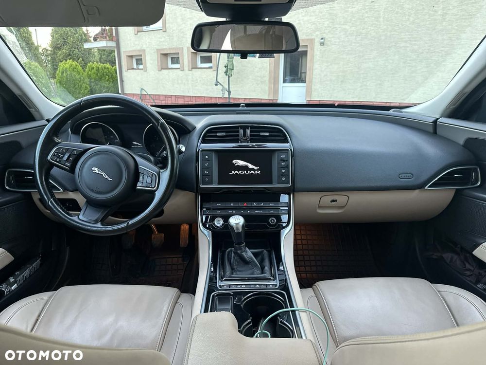 Jaguar XE E-Performance Pure - 6