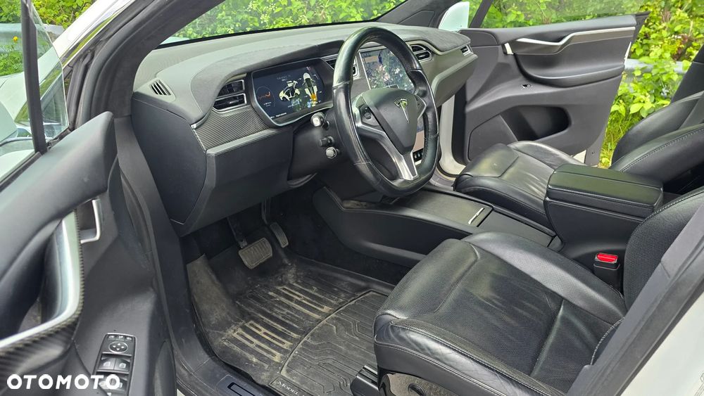 Tesla Model X - 15