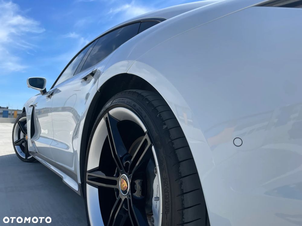 Porsche Taycan Turbo - 18