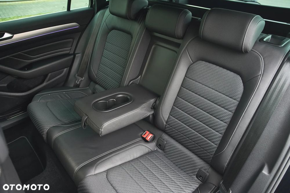 Volkswagen Passat Variant 2.0 TDI SCR DSG R-Line - 25