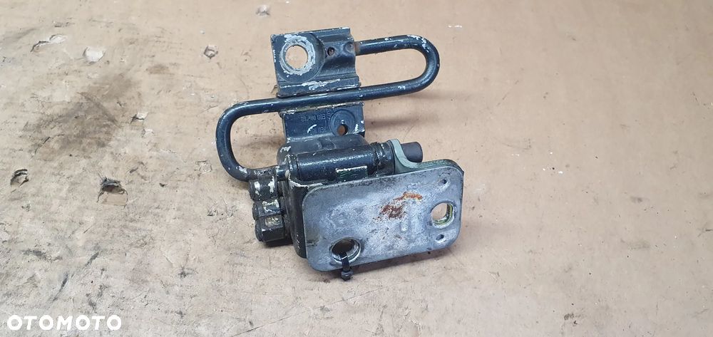 Zawias zawiasy drzwi lewy przód dolny Audi A4 B6 8E0831411 - 5