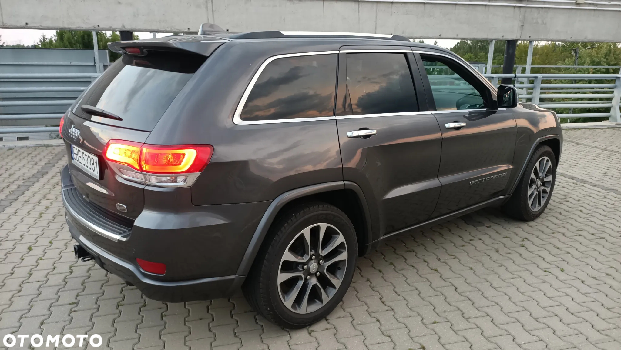 Jeep Grand Cherokee ver-3-6-v6-overland