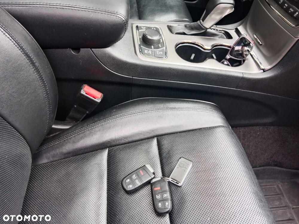 Jeep Grand Cherokee - 32