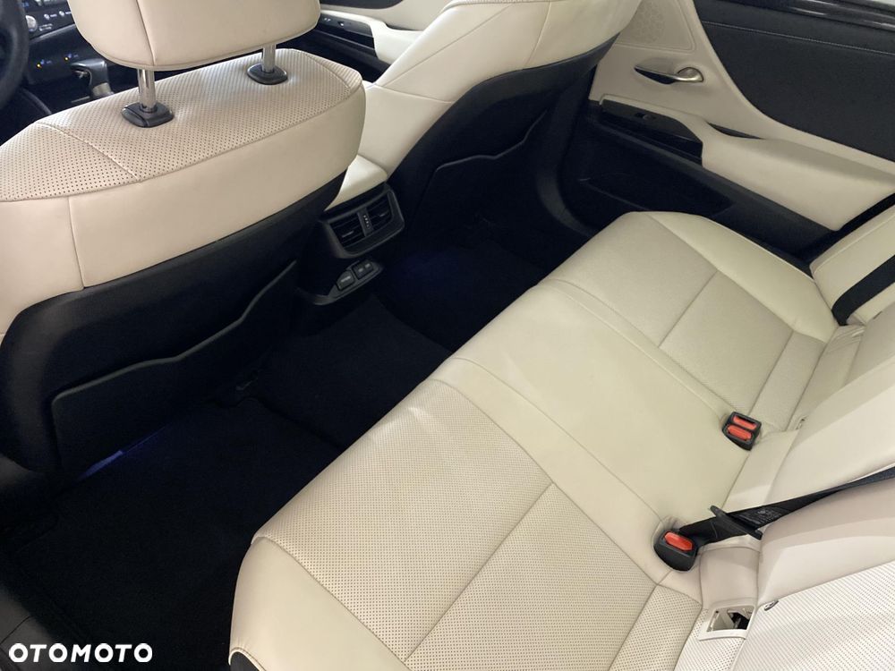 Lexus ES 300h Business Edition - 11