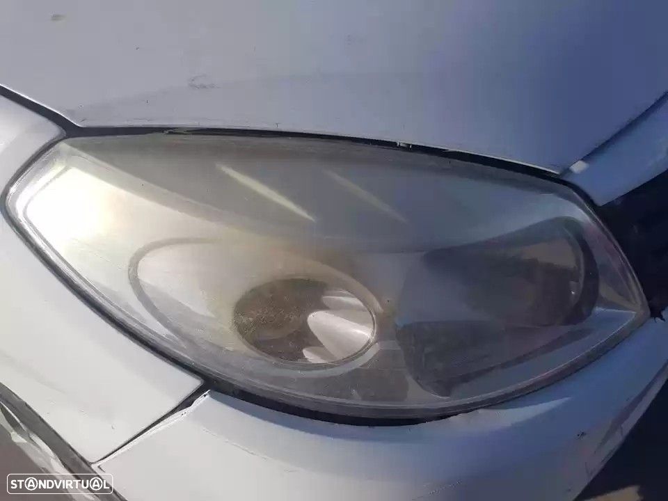 FAROL DIREITO DACIA SANDERO 2011 -8200733877 - 1