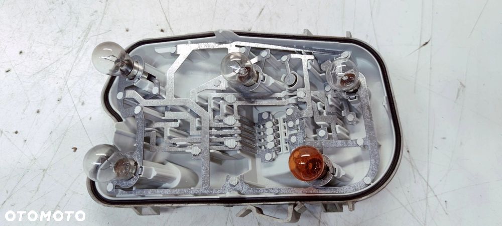 WKŁAD LAMPY W BŁOTNIK PRAWY TYŁ AUDI A6 C6 SEDAN ZWYKŁY NA ŻARÓWKI 4F5 - 1