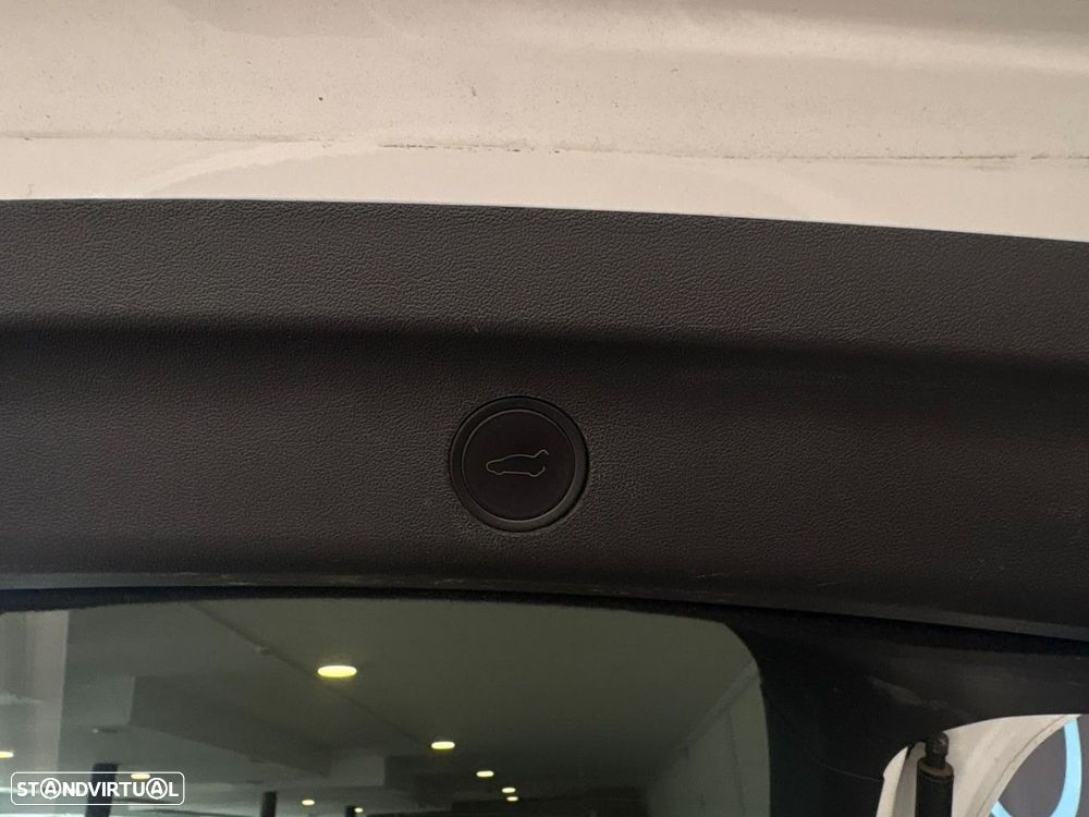 Tesla Model Y — fotografia 12