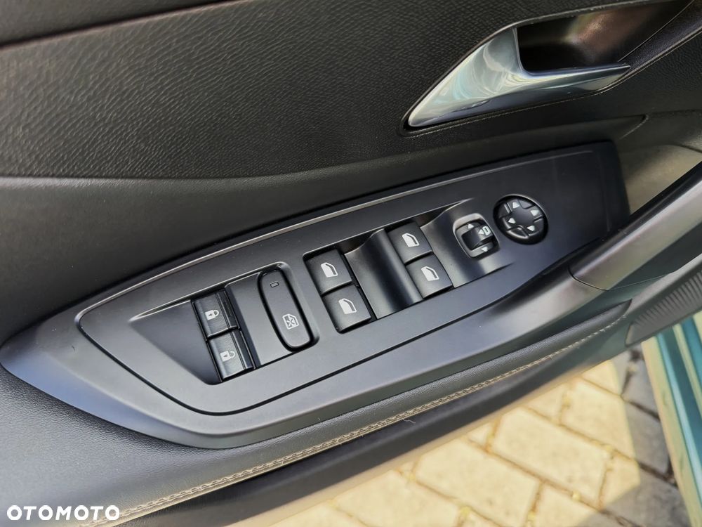 Peugeot 308 1.2 PureTech GPF Allure Pack S&S EAT8 - 32