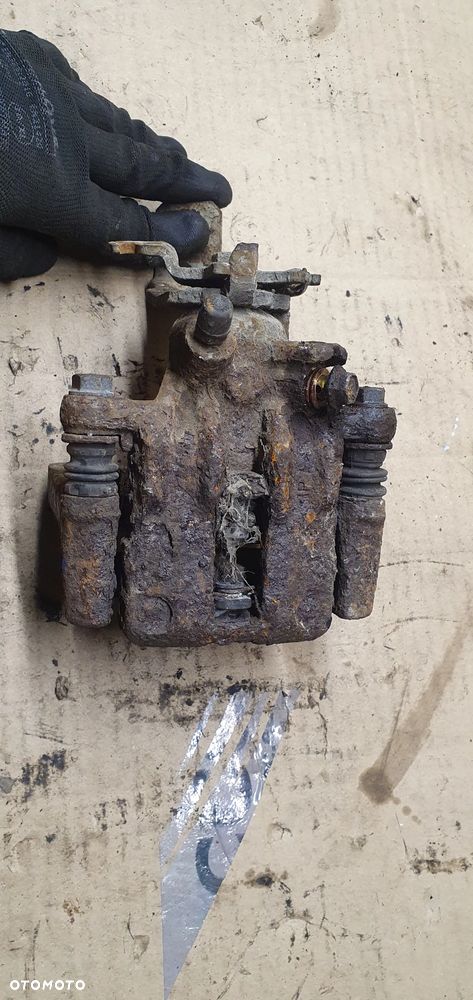 Zacisk hamulcowy lewy tył tylny lewy Nissan Almera Tino - 2