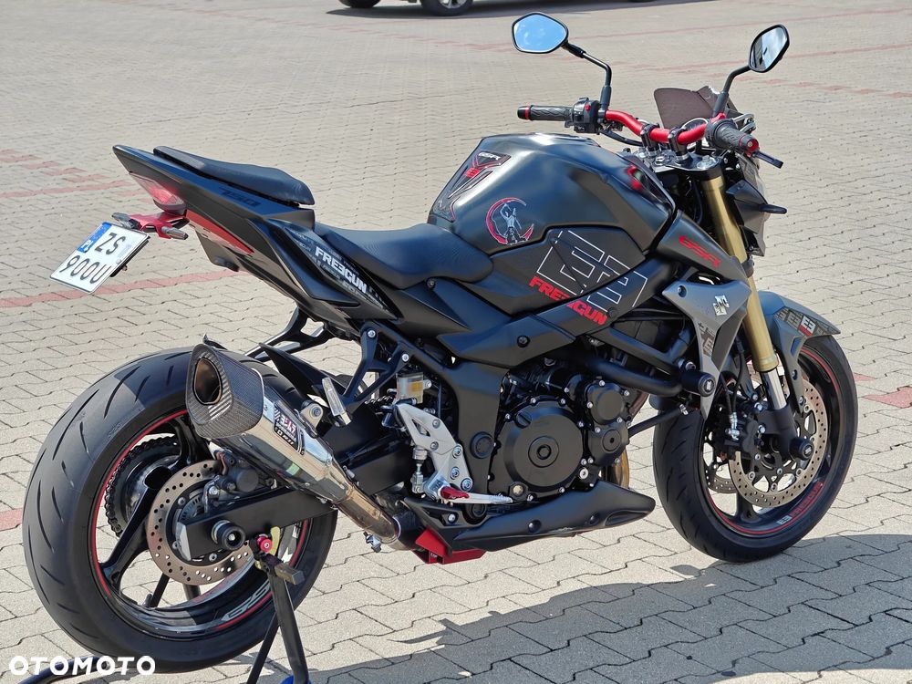 Suzuki GSR - 8