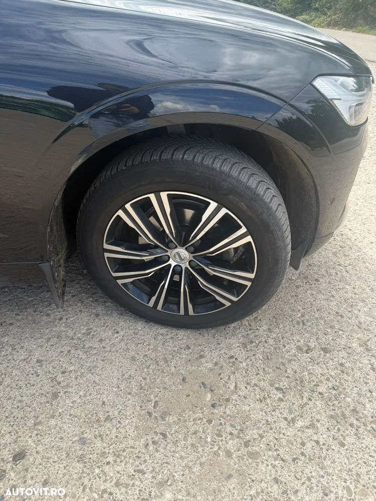 Volvo XC 60 B5 MHEV AT8 AWD Momentum Pro - 4