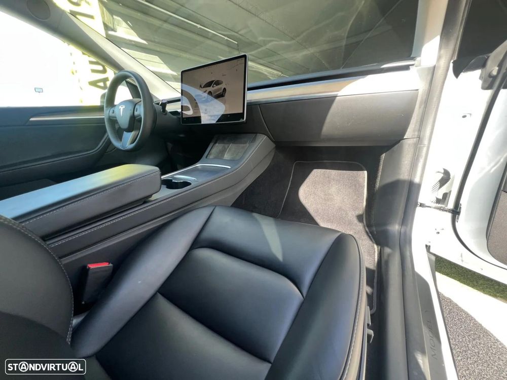 Tesla Model Y — fotografia 13