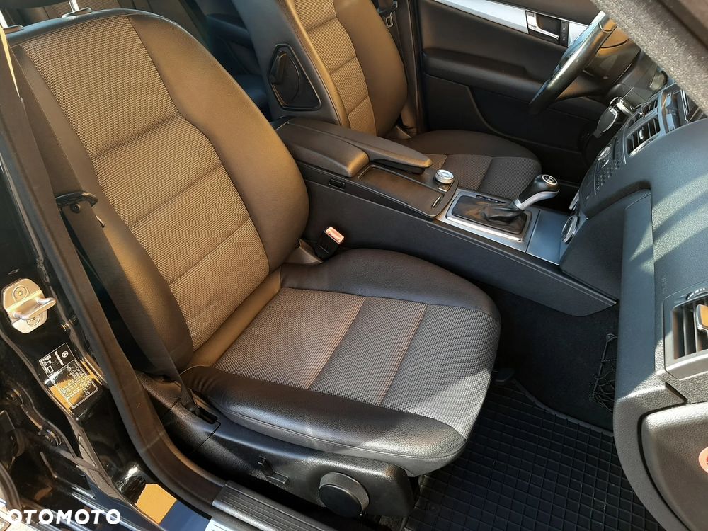 Mercedes-Benz Klasa C 250 CGI Automatik BlueEFFICIENCY Avantgarde - 26