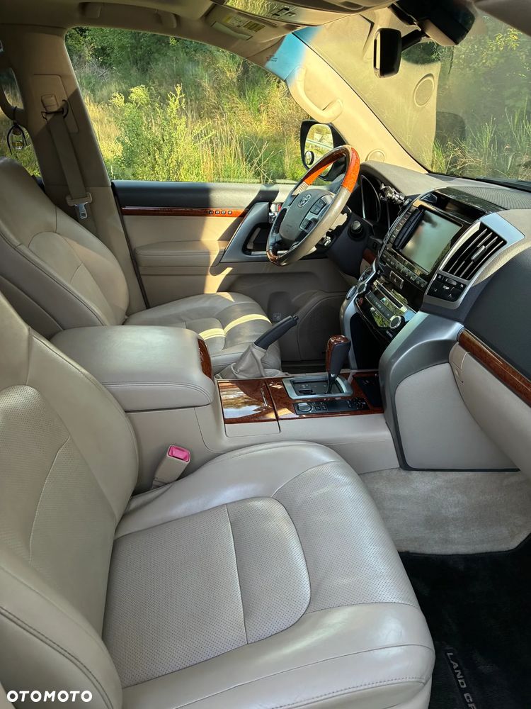 Toyota Land Cruiser - 18