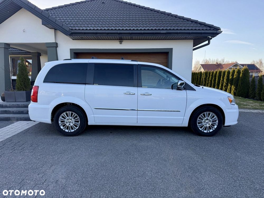 Chrysler Town & Country 3.6 Limited - 14