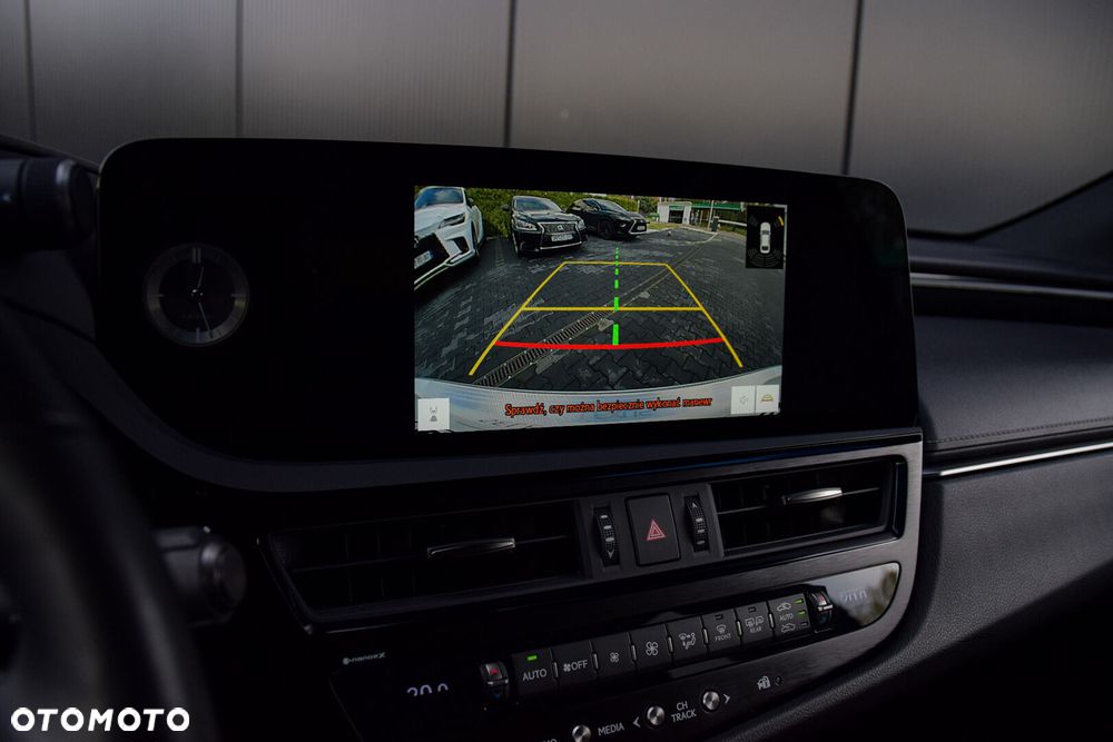 Lexus ES 300h Business Edition - 13
