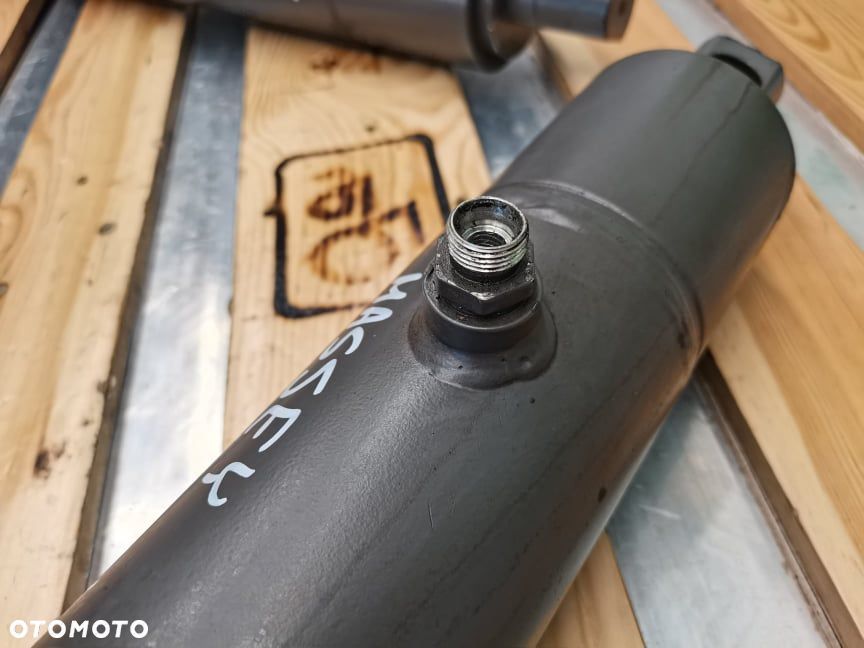 Siłownik podnośnika Massey Ferguson 6714 - 8