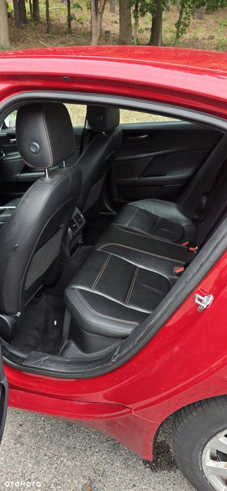 Jaguar XE 2.0 D AWD Prestige - 16