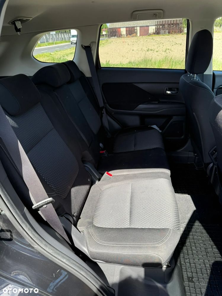 Mitsubishi Outlander 2.0 Instyle + 4WD CVT - 11