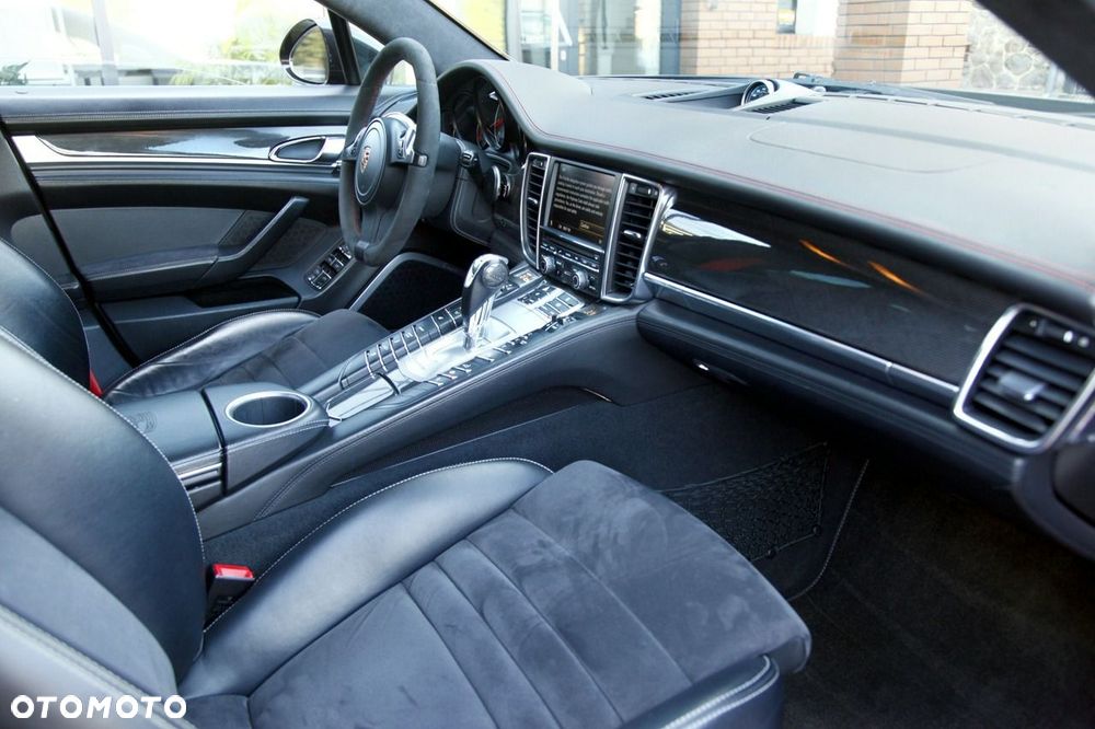 Porsche Panamera GTS PDK - 13