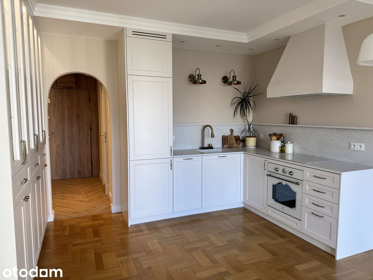Całkowicie odnowione 3 pokoje, widok na patio, bardzo duży balkon