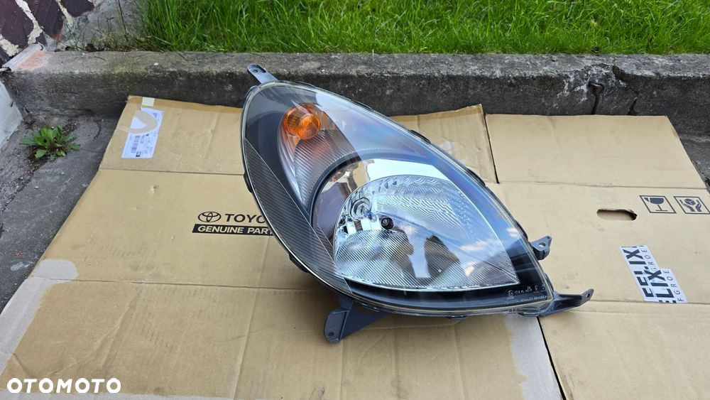 Toyota Yaris I Verso 99-02 Lampa Przednia Prawa Oryginał Europa - 1