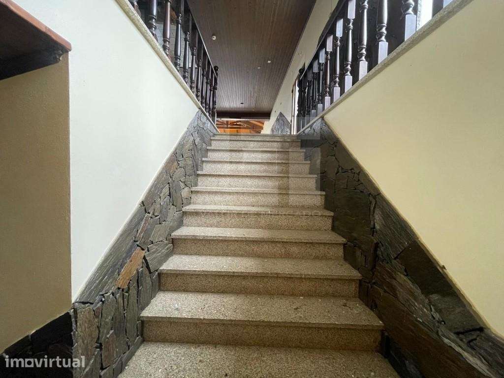 Prédio urbano correspondente a um edifício com 2 pisos destinados a... - Grande imagem: 4/11