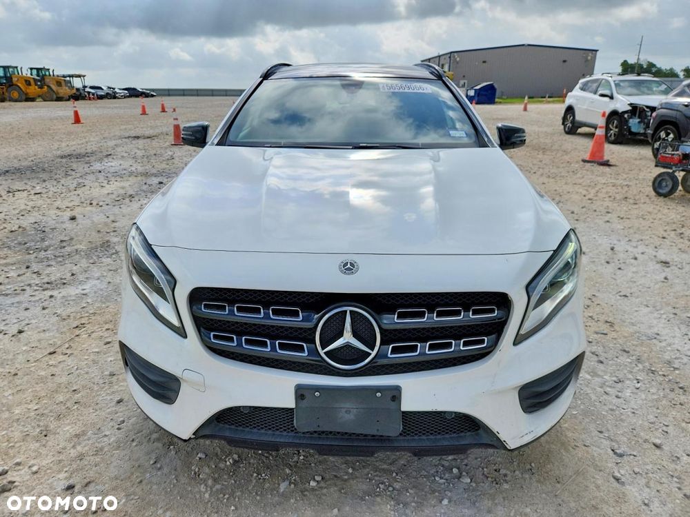 Mercedes-Benz GLA - 5