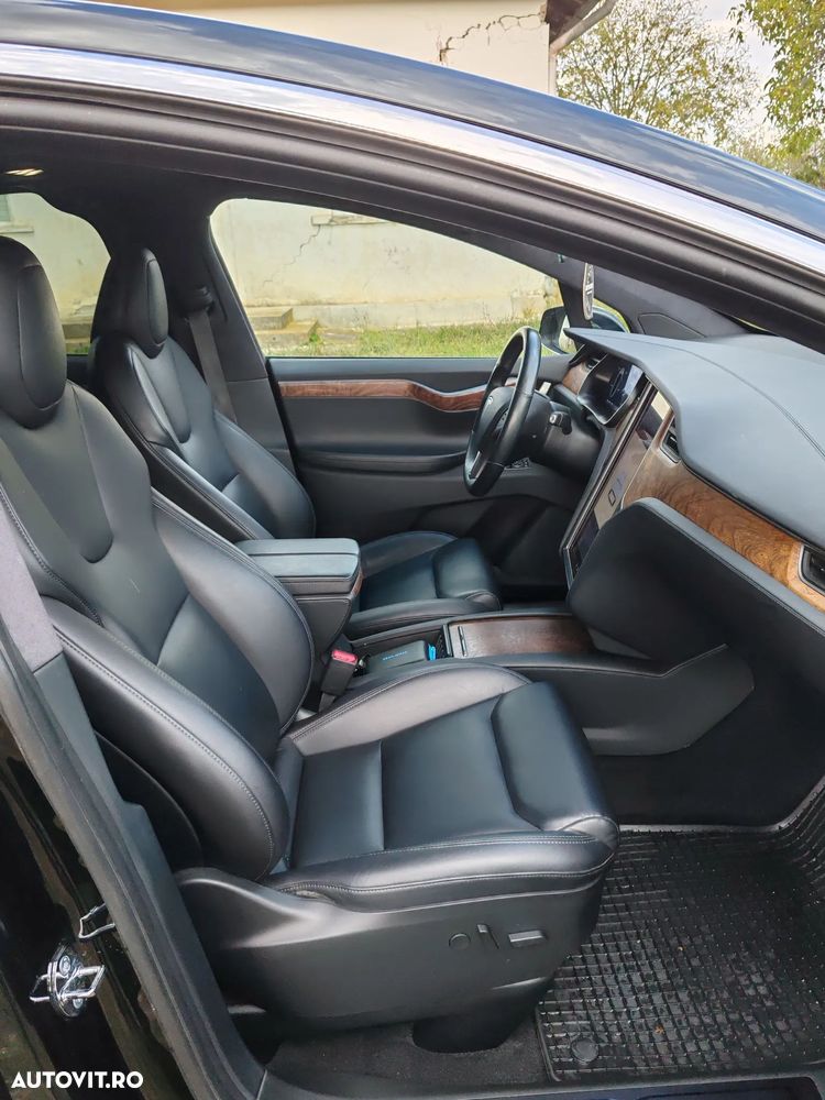 Tesla Model X - 8