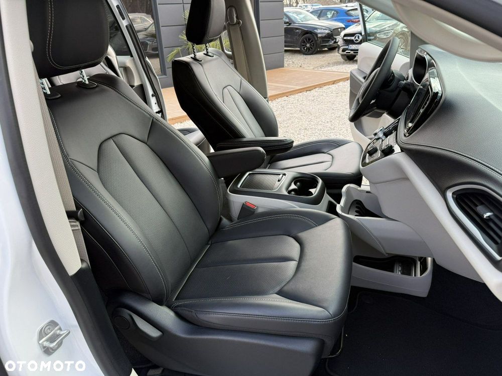 Chrysler Pacifica - 12