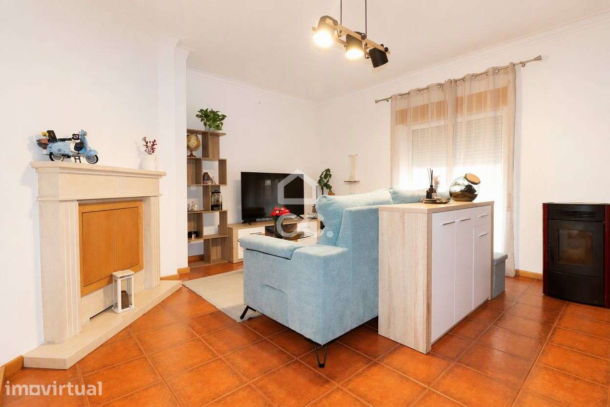 Apartamento T3 com garagem, arrumo e churrasqueira no centro do Avelar