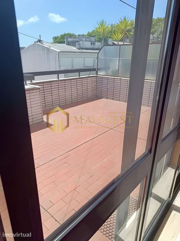Apartamento T3 remodelado no último piso com Pátio - Grande imagem: 3/8