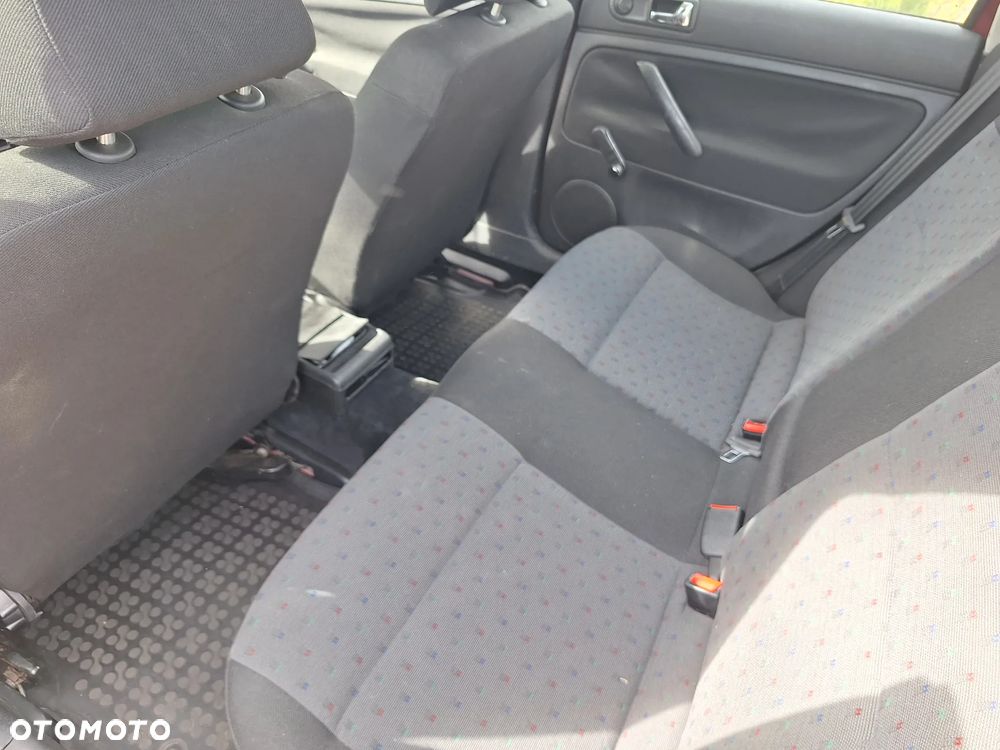 Volkswagen Passat 1.6 CL - 14