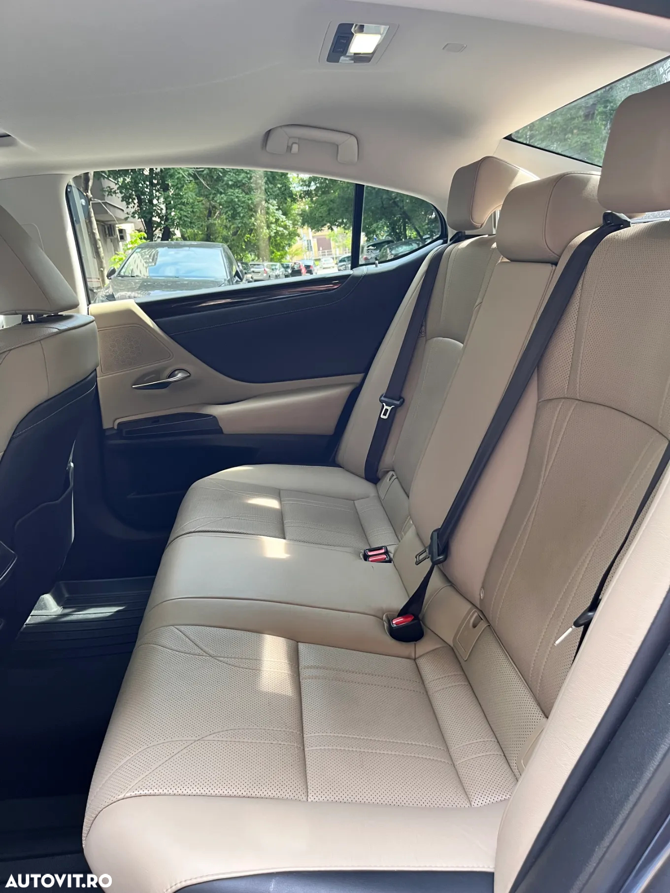 Lexus Seria ES 300h 2.5 TNGA HV 25H- 4X2 CVT Executive - 23