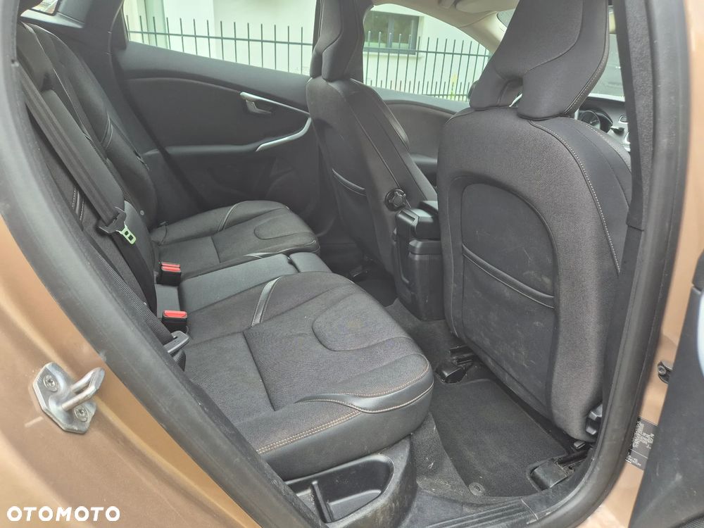 Volvo V40 Cross Country - 10